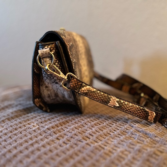 Justfab crossbody bag, snakeskin pattern, white/gray/black-ish color,small size - Picture 3 of 8